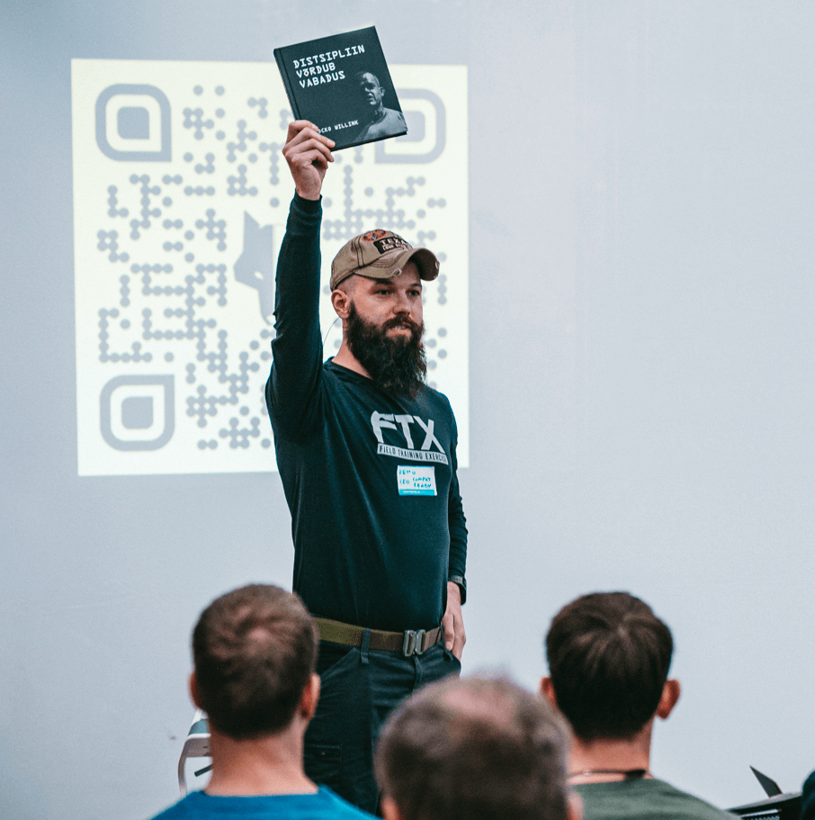 Remo Ojaste koos raamatuga Distsipliin = Vabadus