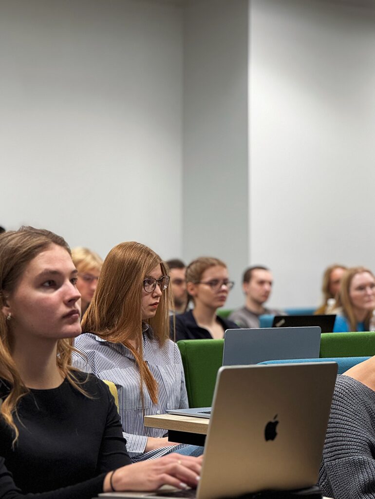 Tartu Ülikooli majandusteaduskonna tudengid Combat Ready koolituse teooriaosa kuulamas