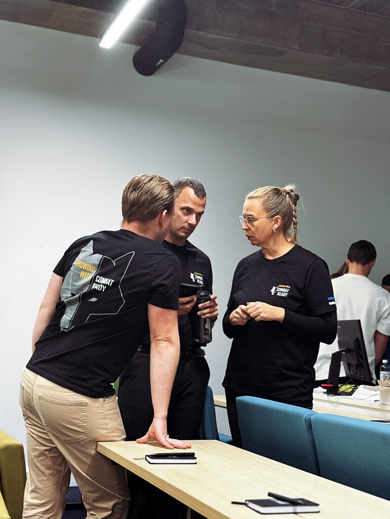 Age Leedo, Jaak Kuld ja Teet Uusküla omavahel arutamas Combat Ready koolitusel
