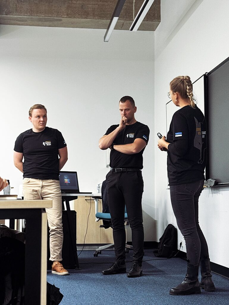 Combat Ready instruktori programmi osalejad omavahel arutamas klassiruumi ees